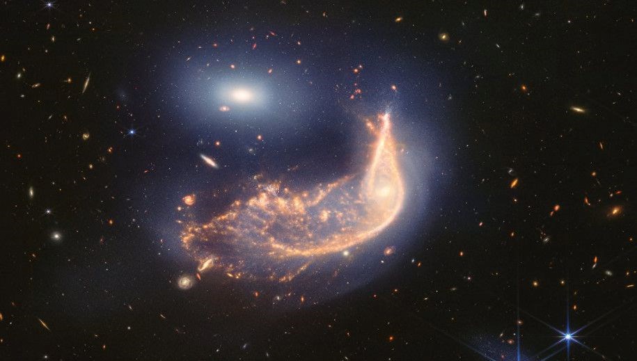 James Webb, 326 milyon ışık yılı uzaklıkta iç içe geçmiş iki galaksiyi görüntüledi